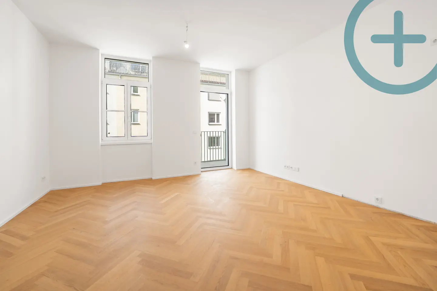 Helle Altbauwohnung mit Balkon und Fischgrätparkett