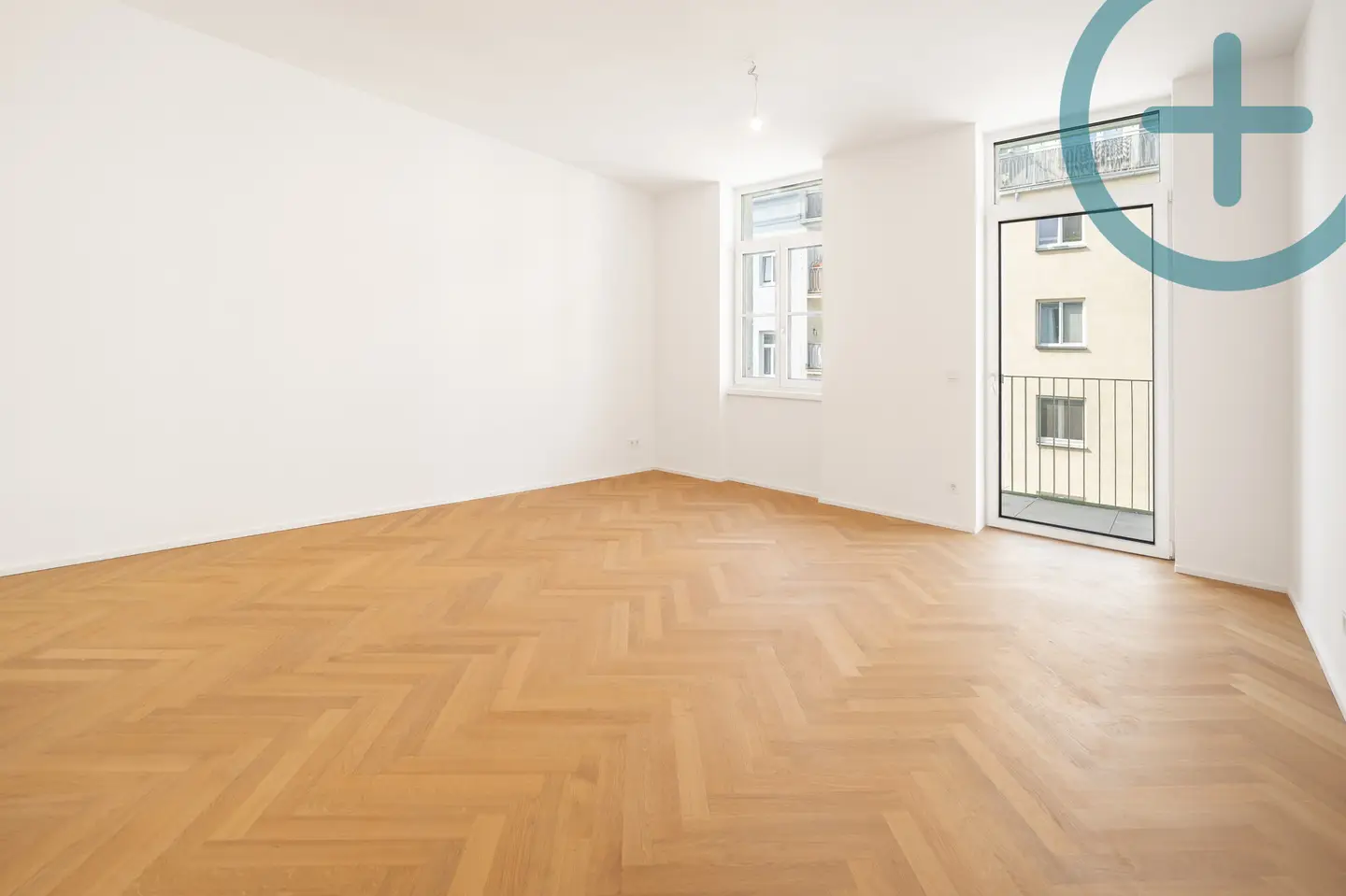 Helle Altbauwohnung mit Balkon und Fischgrätparkett