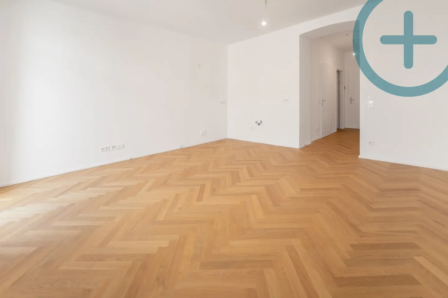 Helle Altbauwohnung mit Wohnküche und Balkon