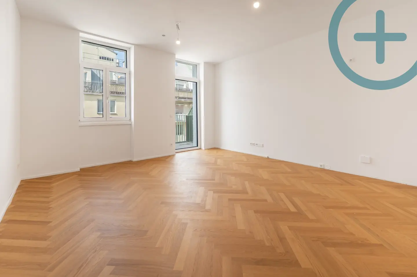 Helle Altbauwohnung mit Wohnküche und Balkon
