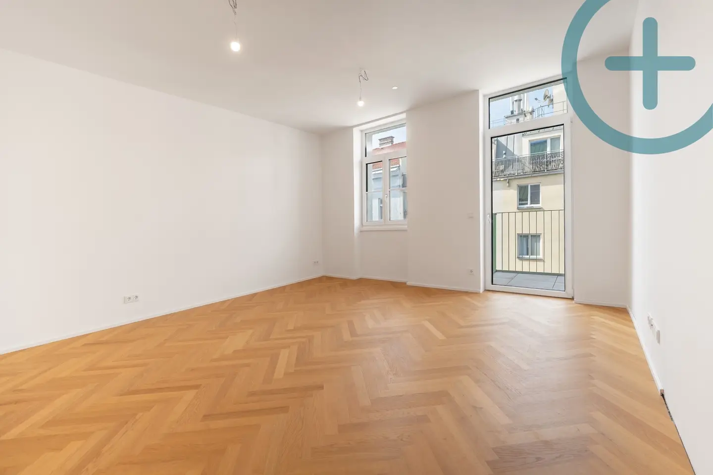 Helle Altbauwohnung mit Wohnküche und Balkon