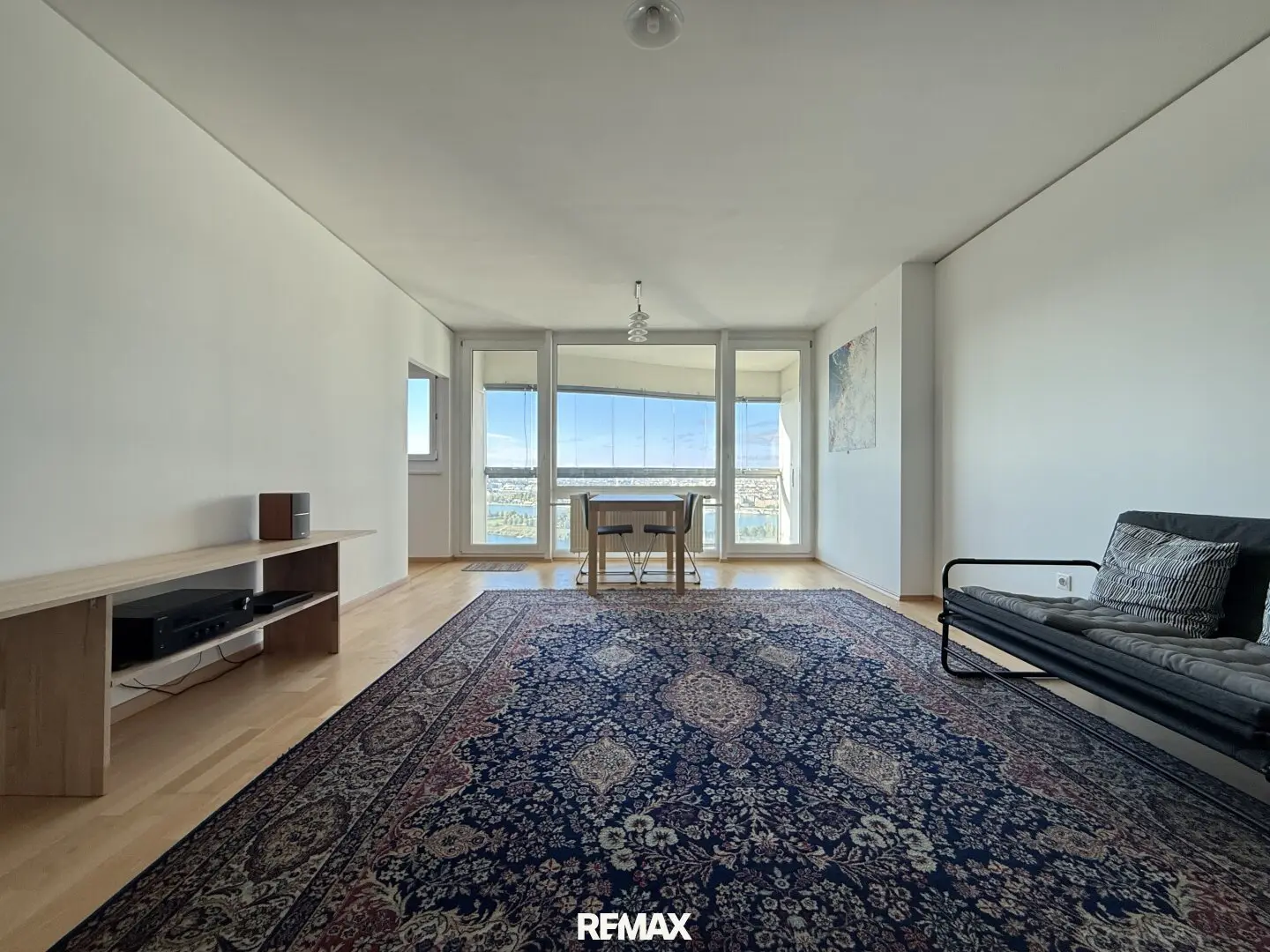 Exclusive living with distant view – Modern 2-room apartment in Hochhaus Neue Donau