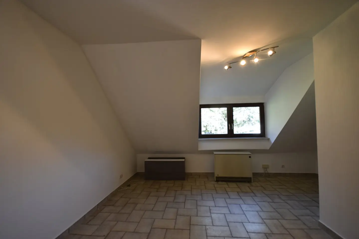 "GRÖDIG - Kleines 2 Zimmer Appartement im Dachgeschoss mit PKW-Stellplatz"