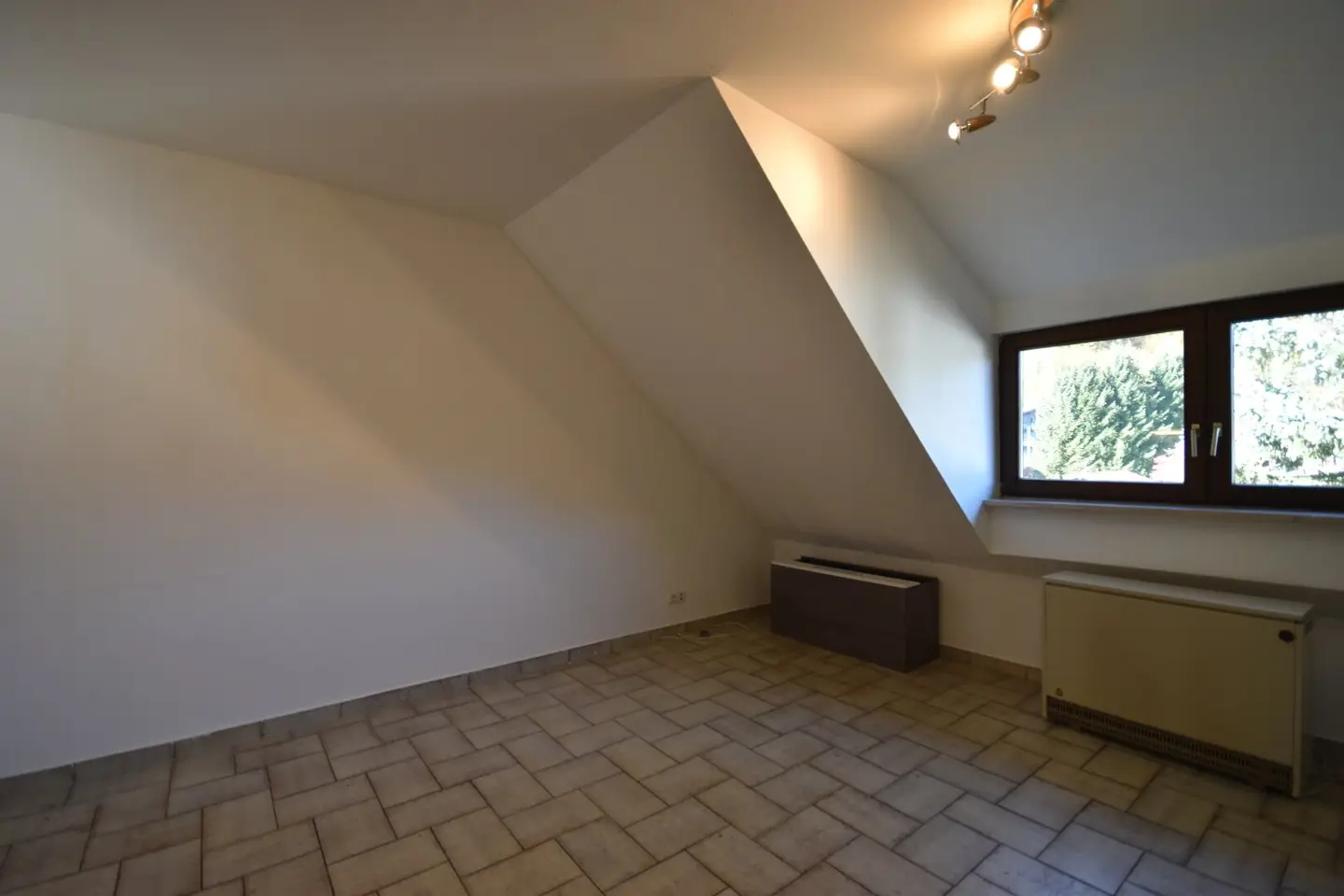 "GRÖDIG - Kleines 2 Zimmer Appartement im Dachgeschoss mit PKW-Stellplatz"