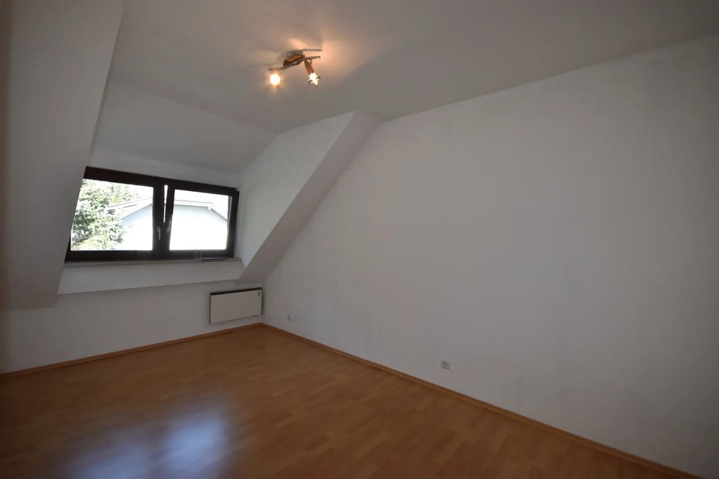 "GRÖDIG - Kleines 2 Zimmer Appartement im Dachgeschoss mit PKW-Stellplatz"