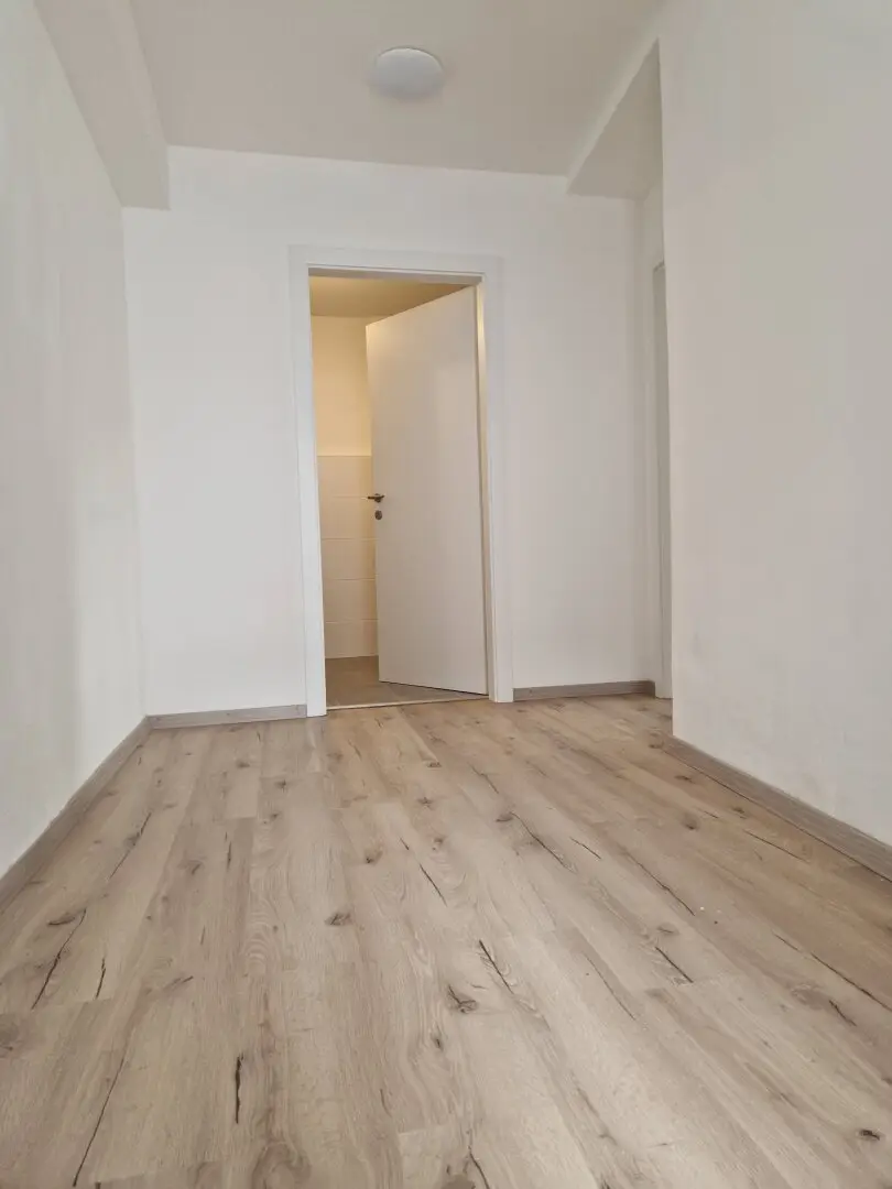 Spacious 2-room apartment with parking space – € 750 incl. operating costs and heating