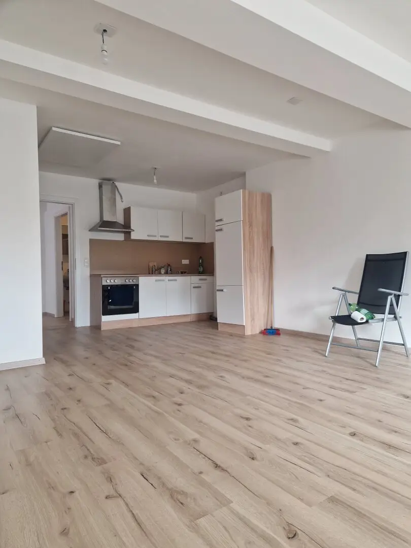 Spacious 2-room apartment with parking space – € 750 incl. operating costs and heating