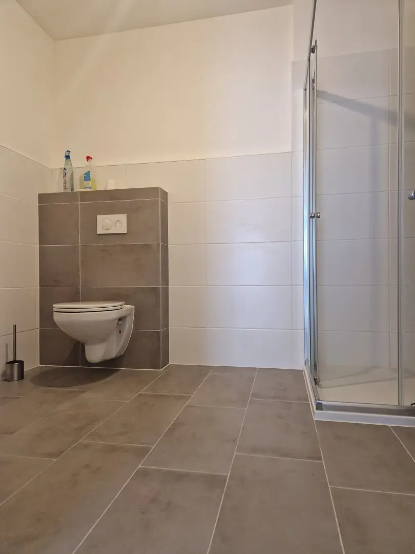 Spacious 2-room apartment with parking space – € 750 incl. operating costs and heating