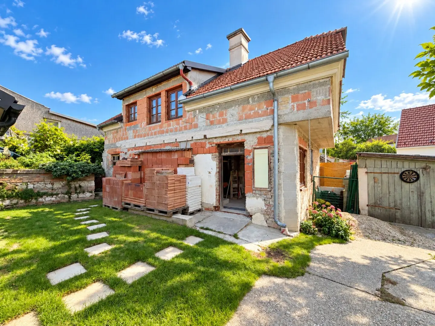 EIN HAUS WAR GESTERN – HIER BEKOMMEN SIE ZWEI | ca. 232 m² NFL | 8 Zimmer | Garten &amp; Terrasse