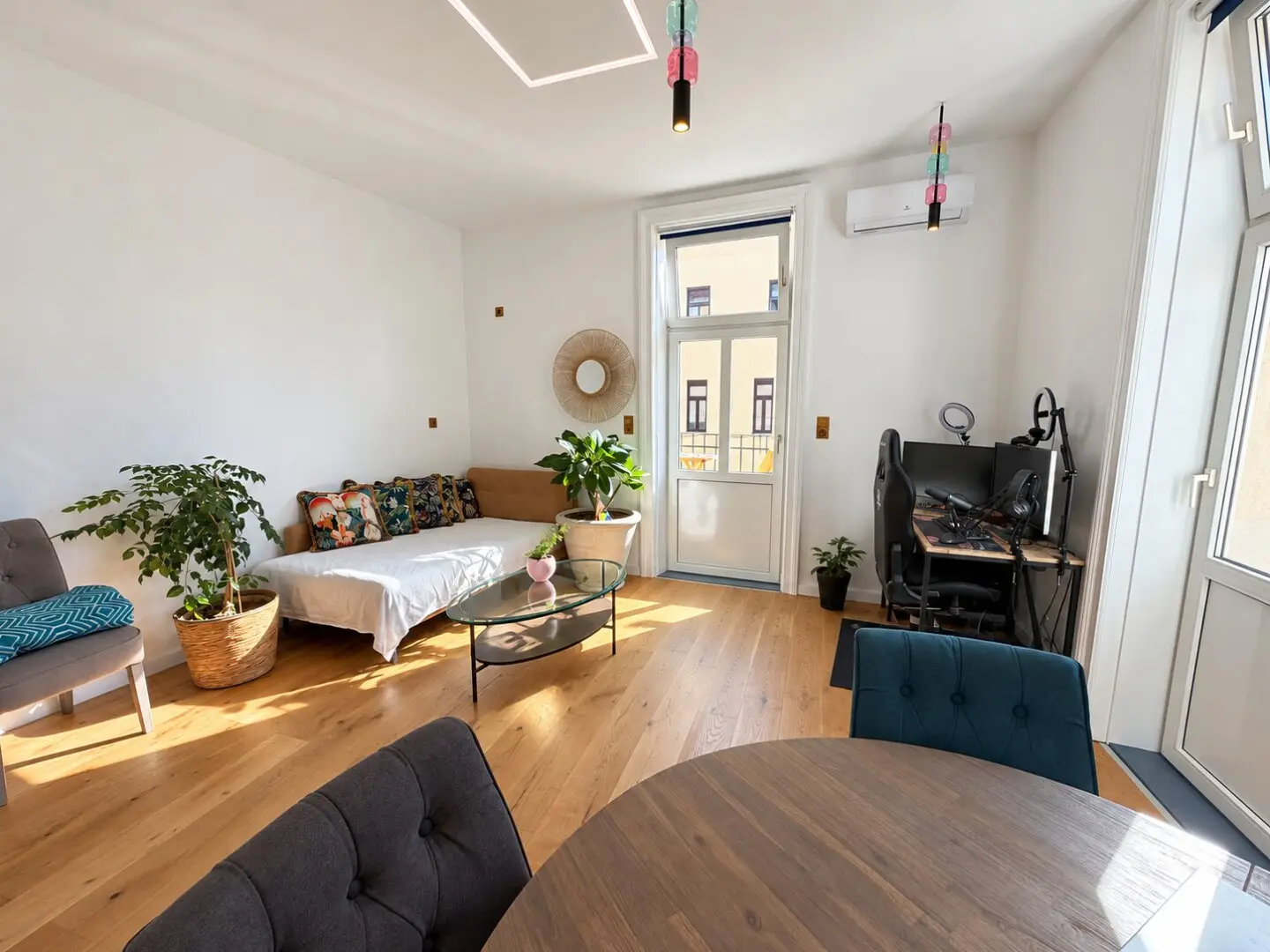 BALKONLIEBE TRIFFT ALTBAUFLAIR | ca. 56 m² NFL | 2 Zimmer | 2 Balkone | Klima | Flügeltüren