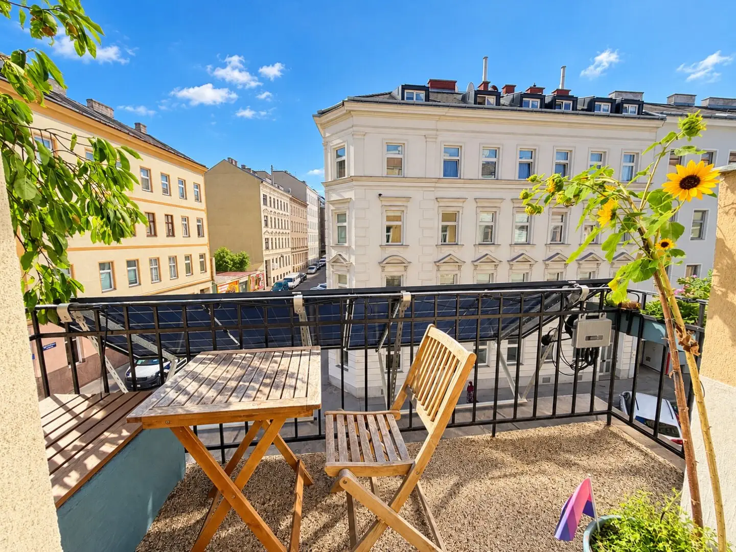 BALKONLIEBE TRIFFT ALTBAUFLAIR | ca. 56 m² NFL | 2 Zimmer | 2 Balkone | Klima | Flügeltüren