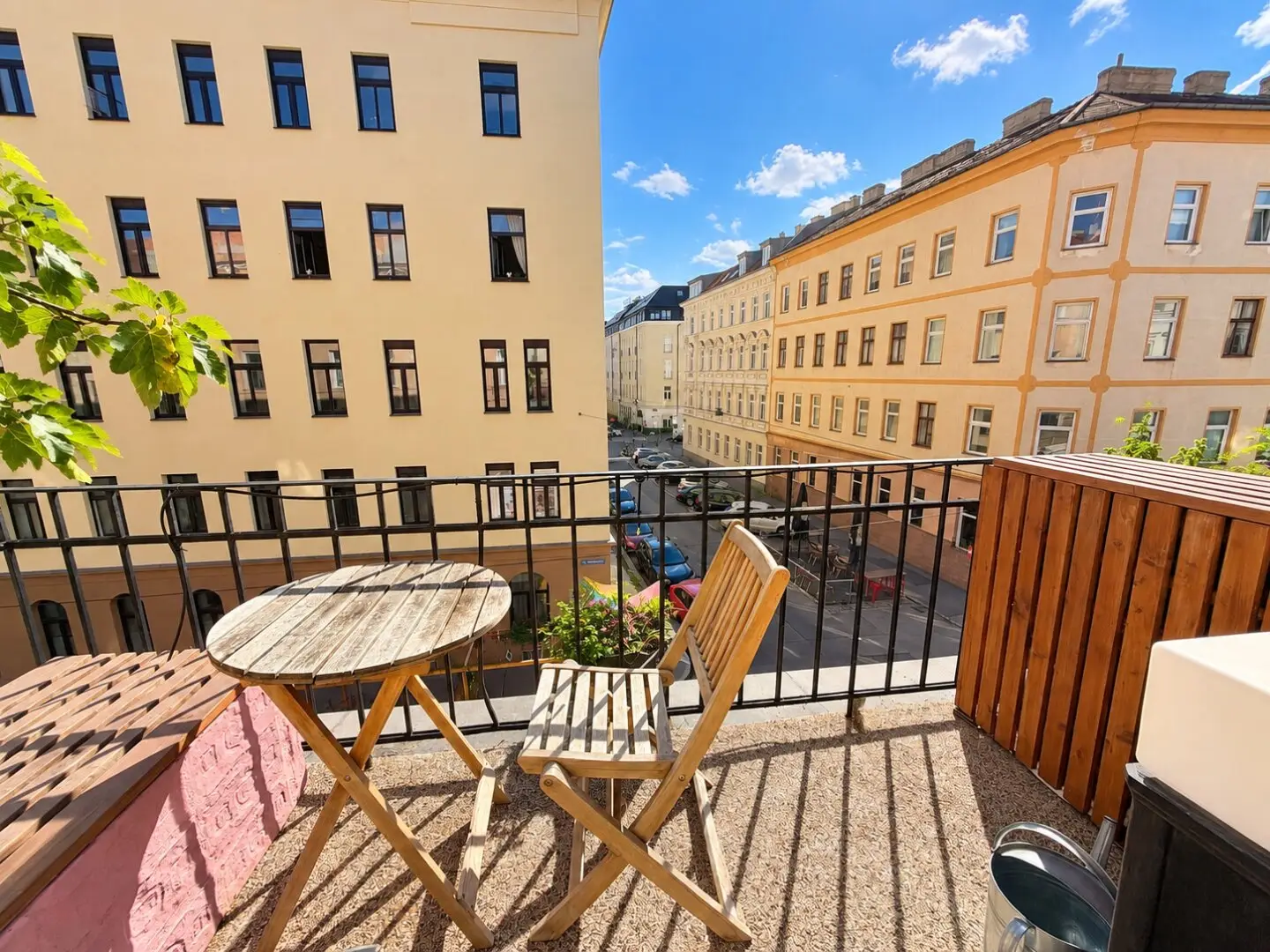 BALKONLIEBE TRIFFT ALTBAUFLAIR | ca. 56 m² NFL | 2 Zimmer | 2 Balkone | Klima | Flügeltüren