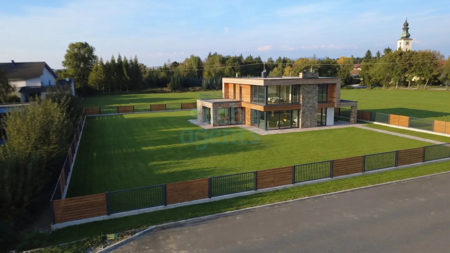 Central quiet location ideal for family apartment with development potential