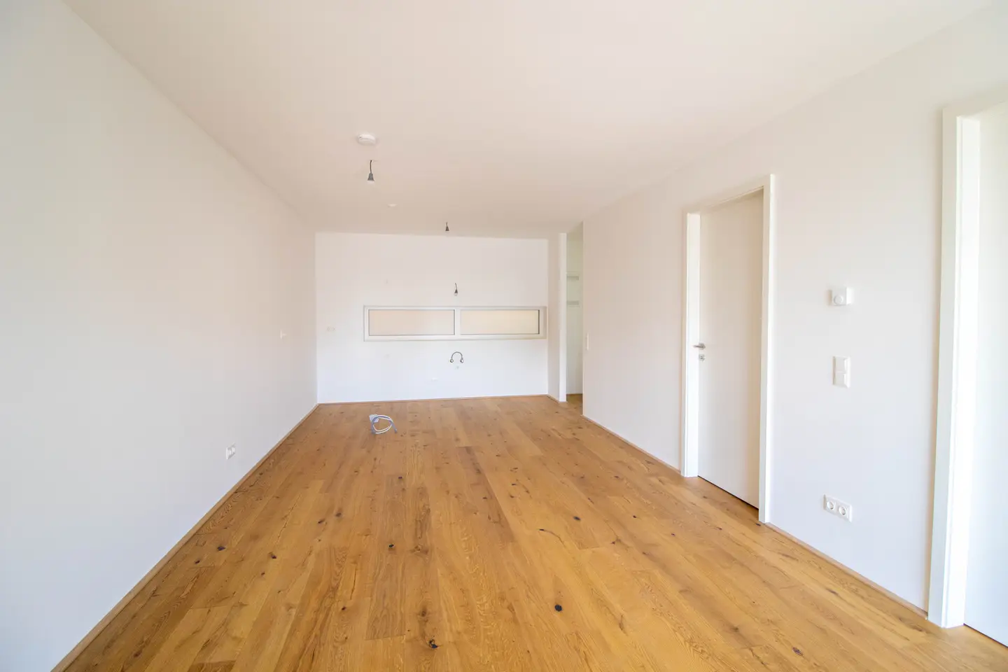 Newly built apartment with balcony near main station