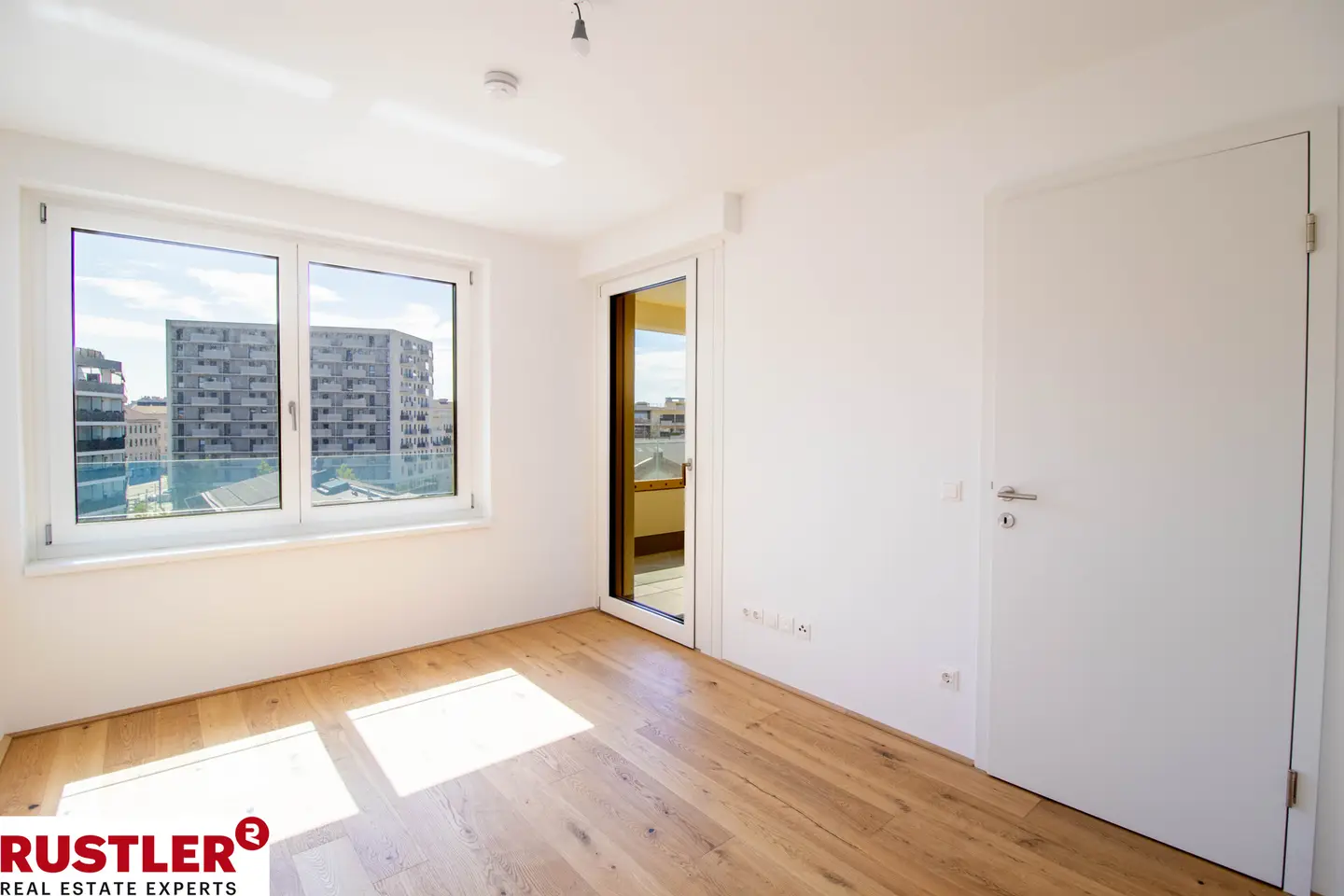 Newly built apartment with balcony near main station