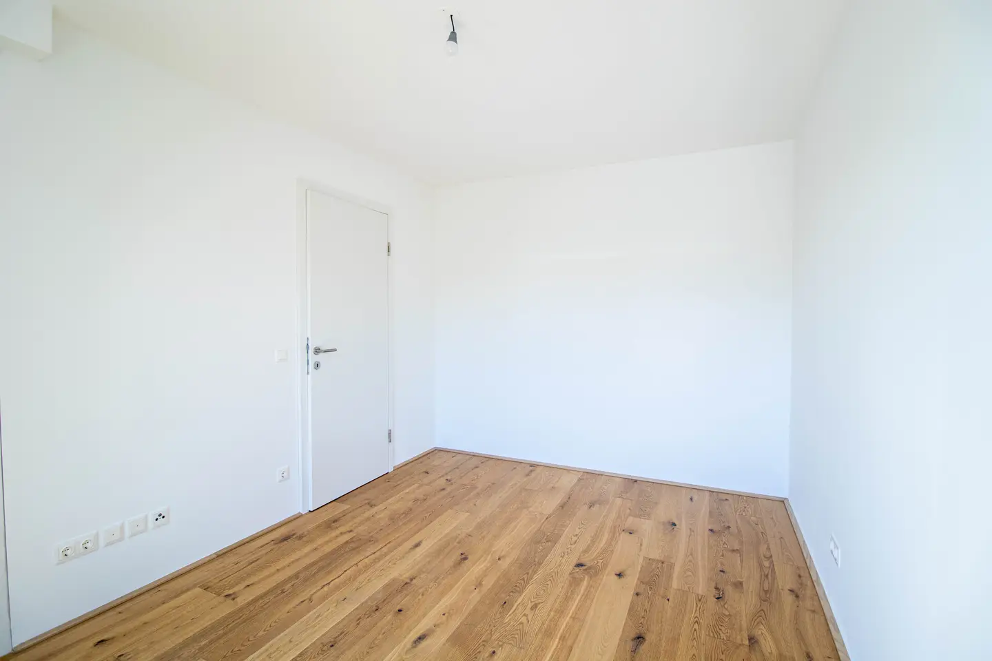 Newly built apartment with balcony near main station