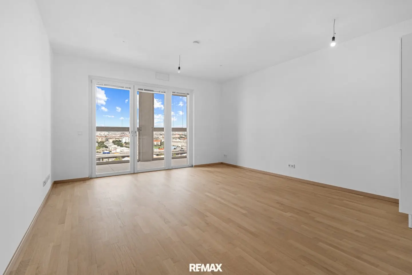 Modern living above Vienna's rooftops – stylish new build apartment with loggia on the 18th floor
