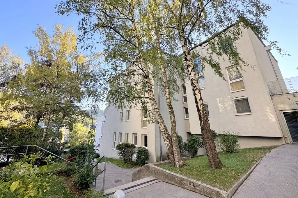 Großzügiges, renovierungswürdiges 4-Zimmer Eigentums-Juwel im Zentrum mit Aussichts-Loggia