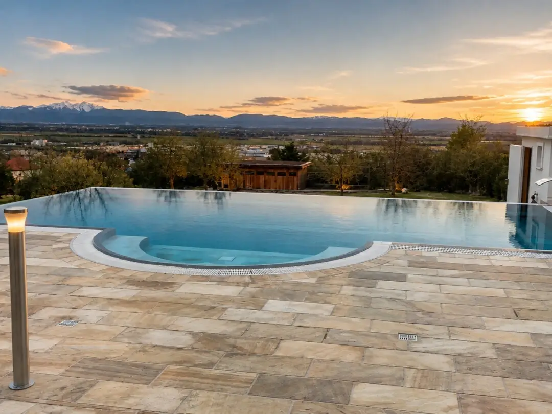 Unobstructed panoramic view and infinity pool apartment