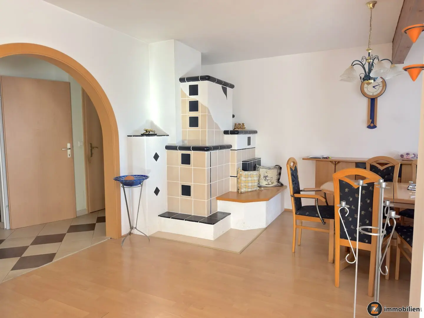 Unterkellertes Einfamilienhaus mit Doppelgarage auf großem Grund (ca. 1 ha)