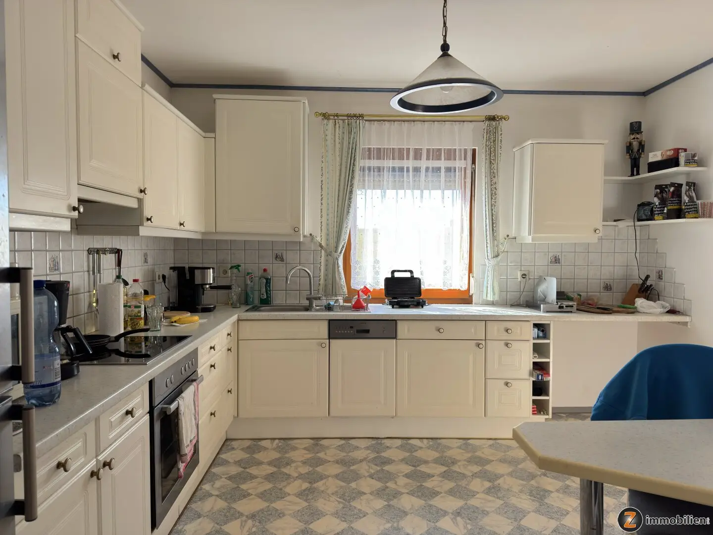 Unterkellertes Einfamilienhaus mit Doppelgarage auf großem Grund (ca. 1 ha)