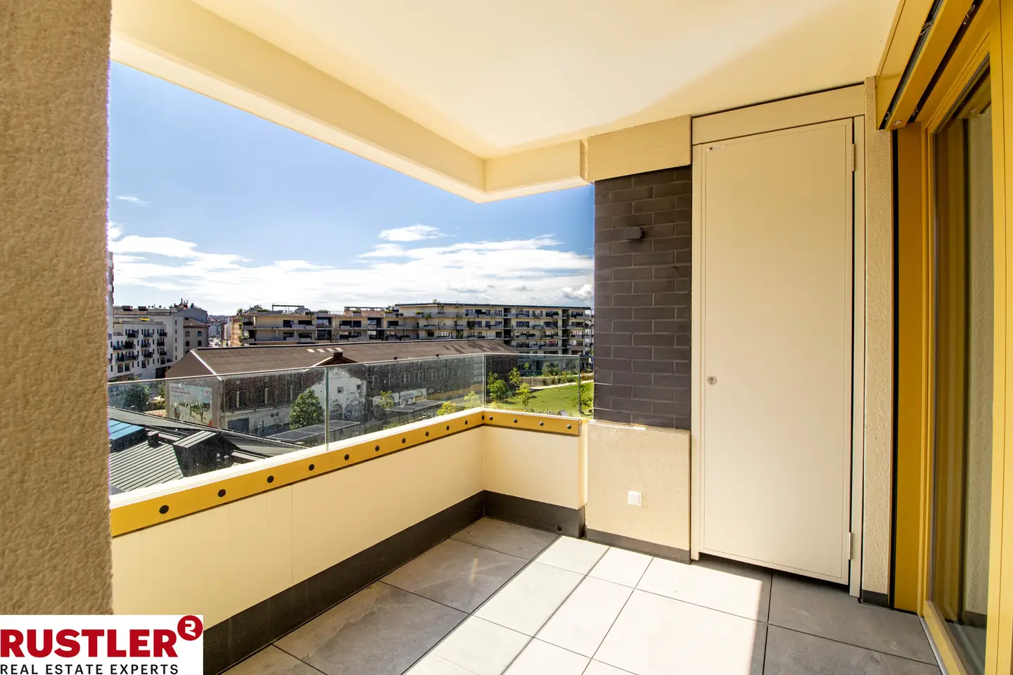 Quality apartment with loggia near main station