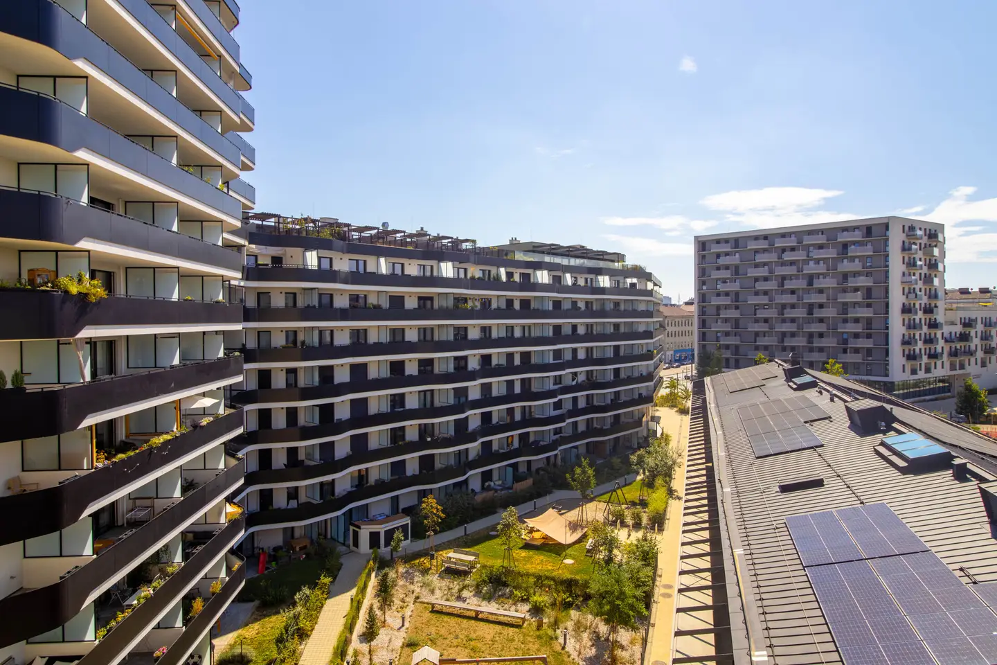 Quality apartment with loggia near main station