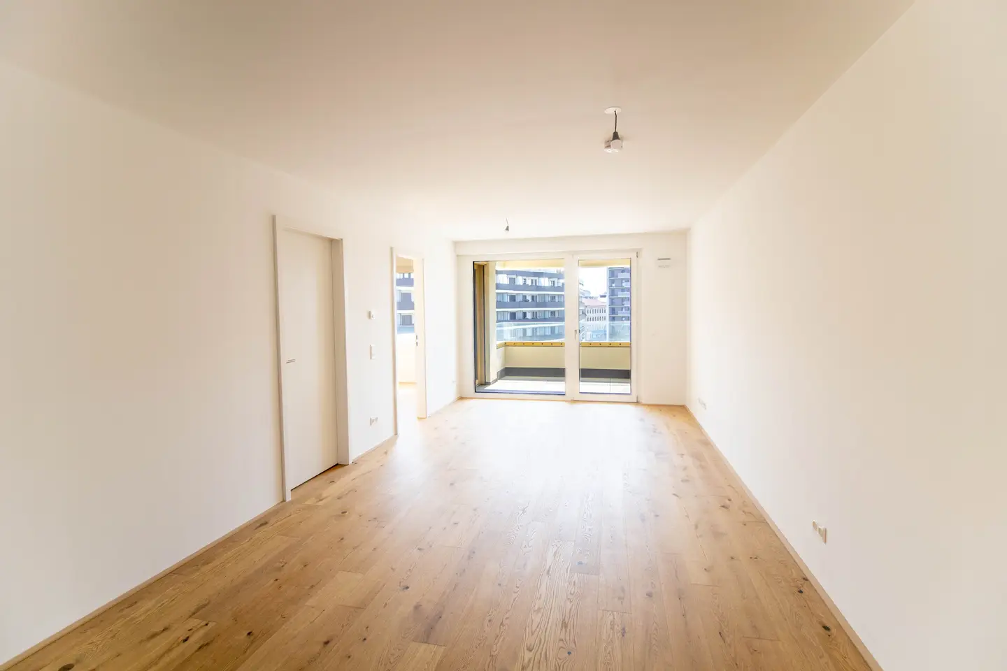 Quality apartment with loggia near main station