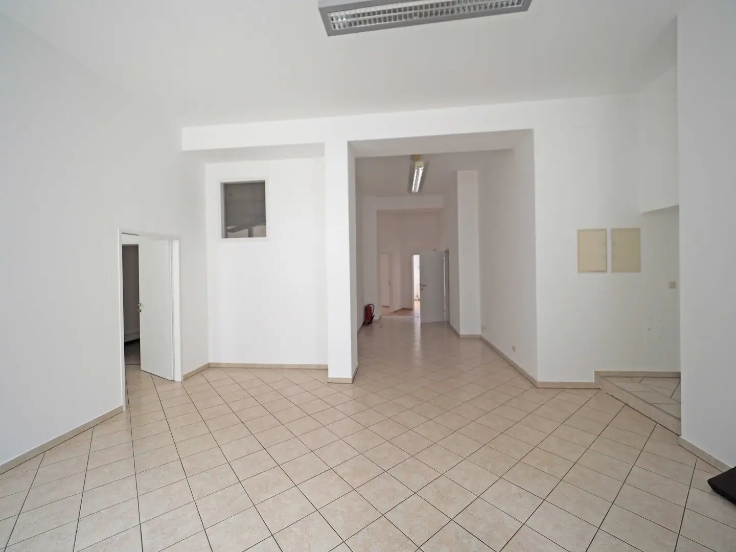 Well-maintained ground floor office space | Mixed use suitability for storage/logistics with office or medical practice