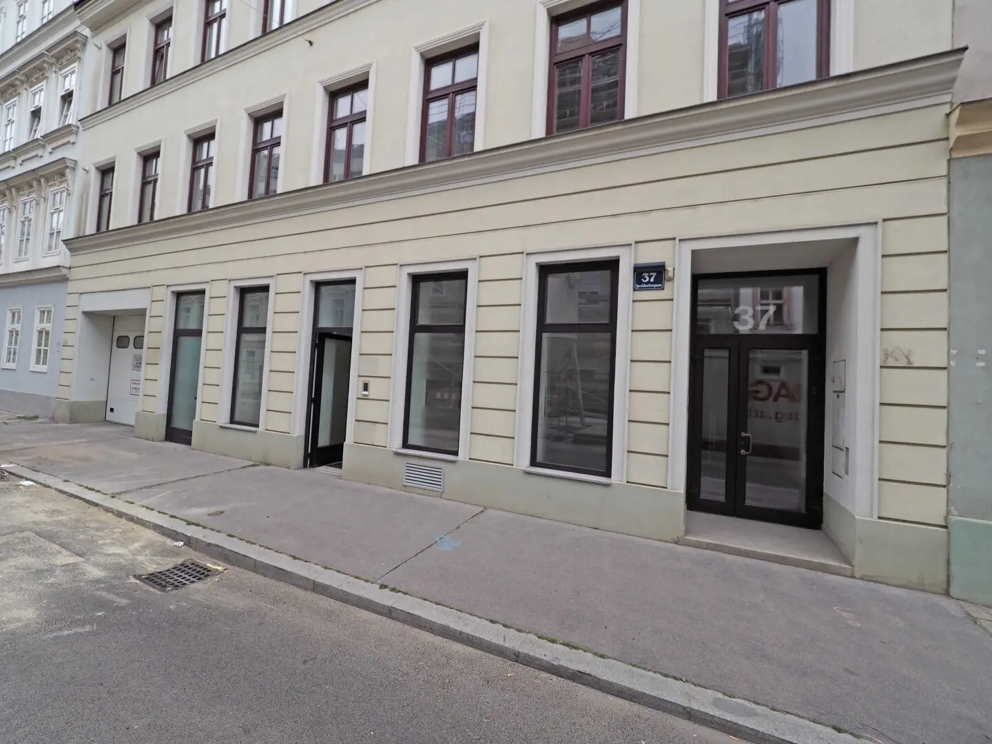 Well-maintained ground floor office space | Mixed use suitability for storage/logistics with office or medical practice