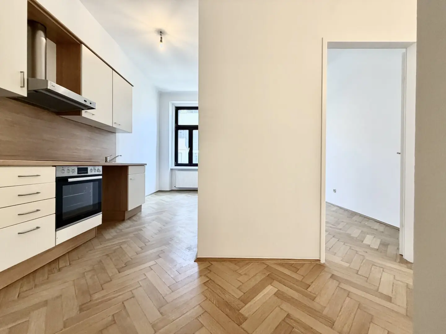 Charming old building apartment with newly renovated herringbone parquet in attractive Währing location