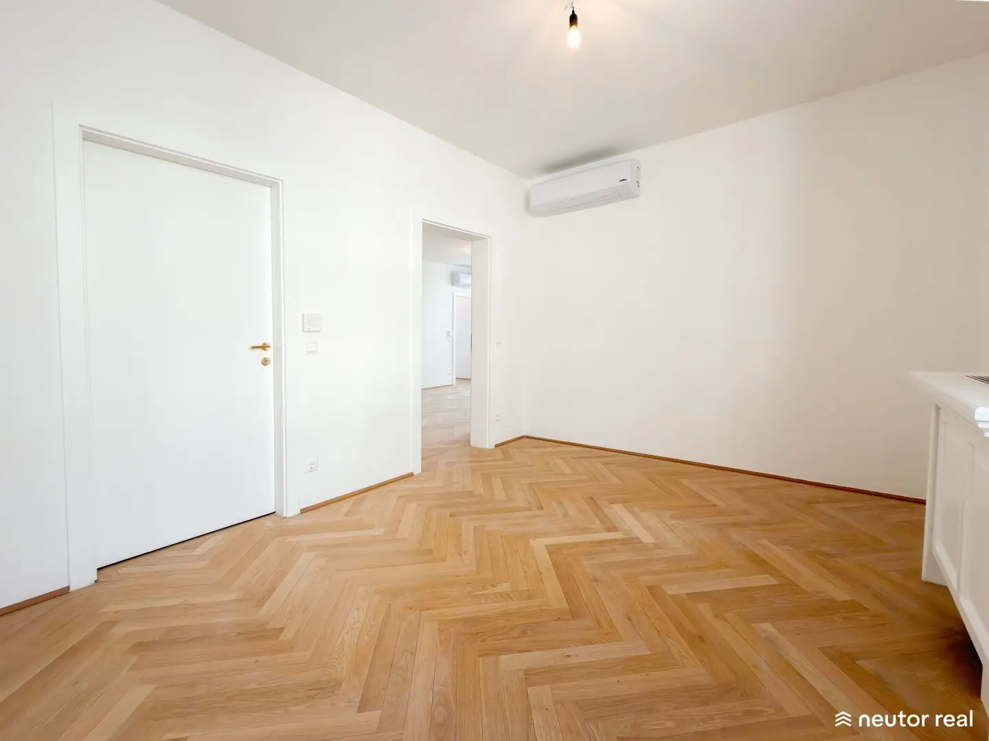 Stunning 2-room city apartment with air conditioning in historic palais - sought-after location in the heart of Vienna city center - U1/U4/U2