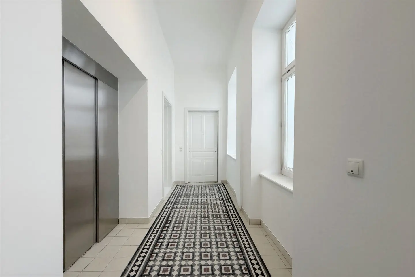 Light filled penthouse apartment by the pedestrian zone