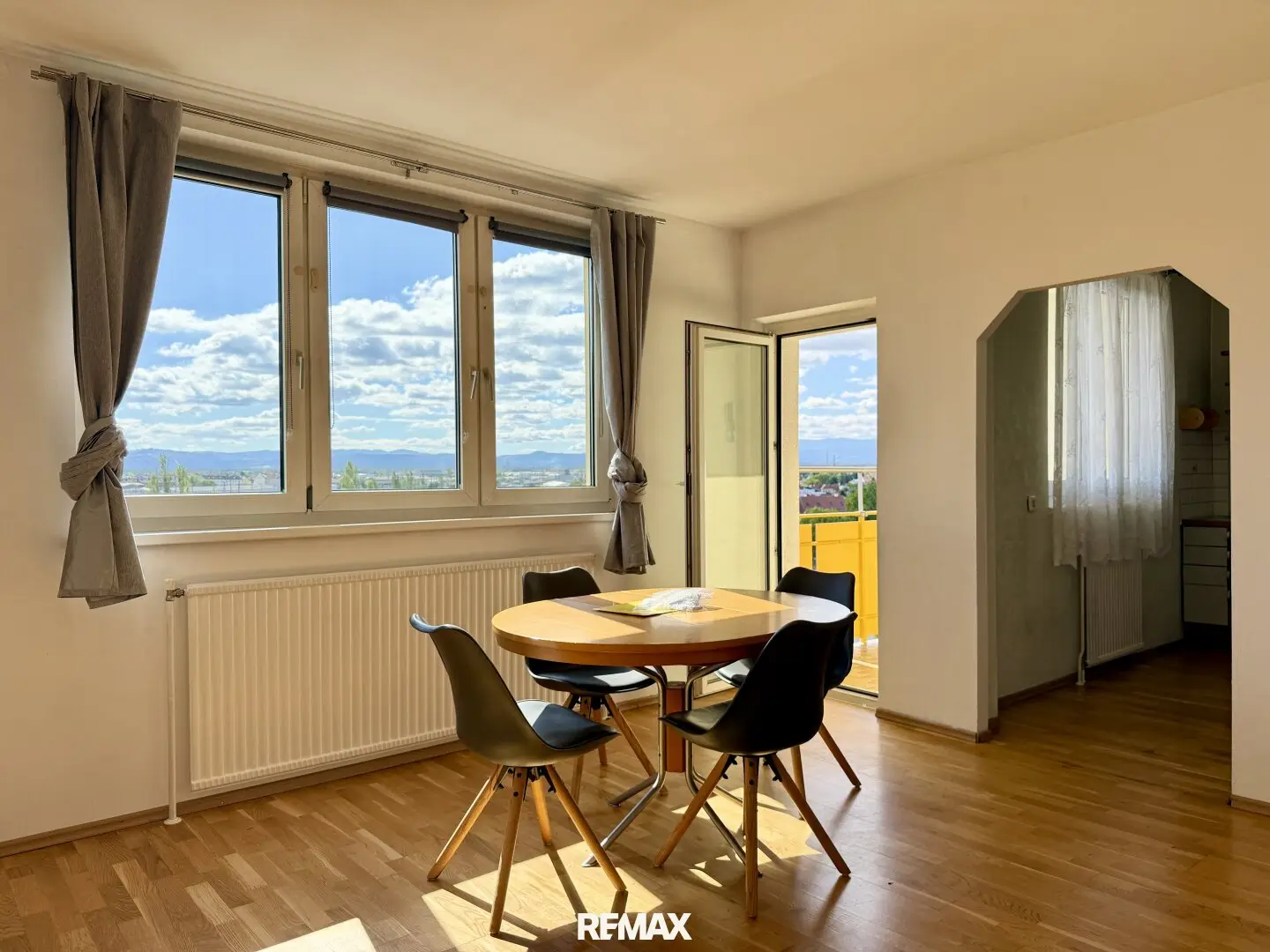 Stadtwohnung – 2 Zimmer Wohnung (ca. 62m² Wfl.) mit Lift und Balkon in Bahnhofs und Stadtparknähe!