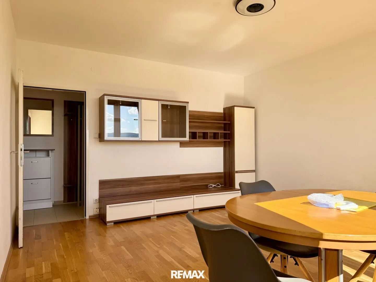 Stadtwohnung – 2 Zimmer Wohnung (ca. 62m² Wfl.) mit Lift und Balkon in Bahnhofs und Stadtparknähe!