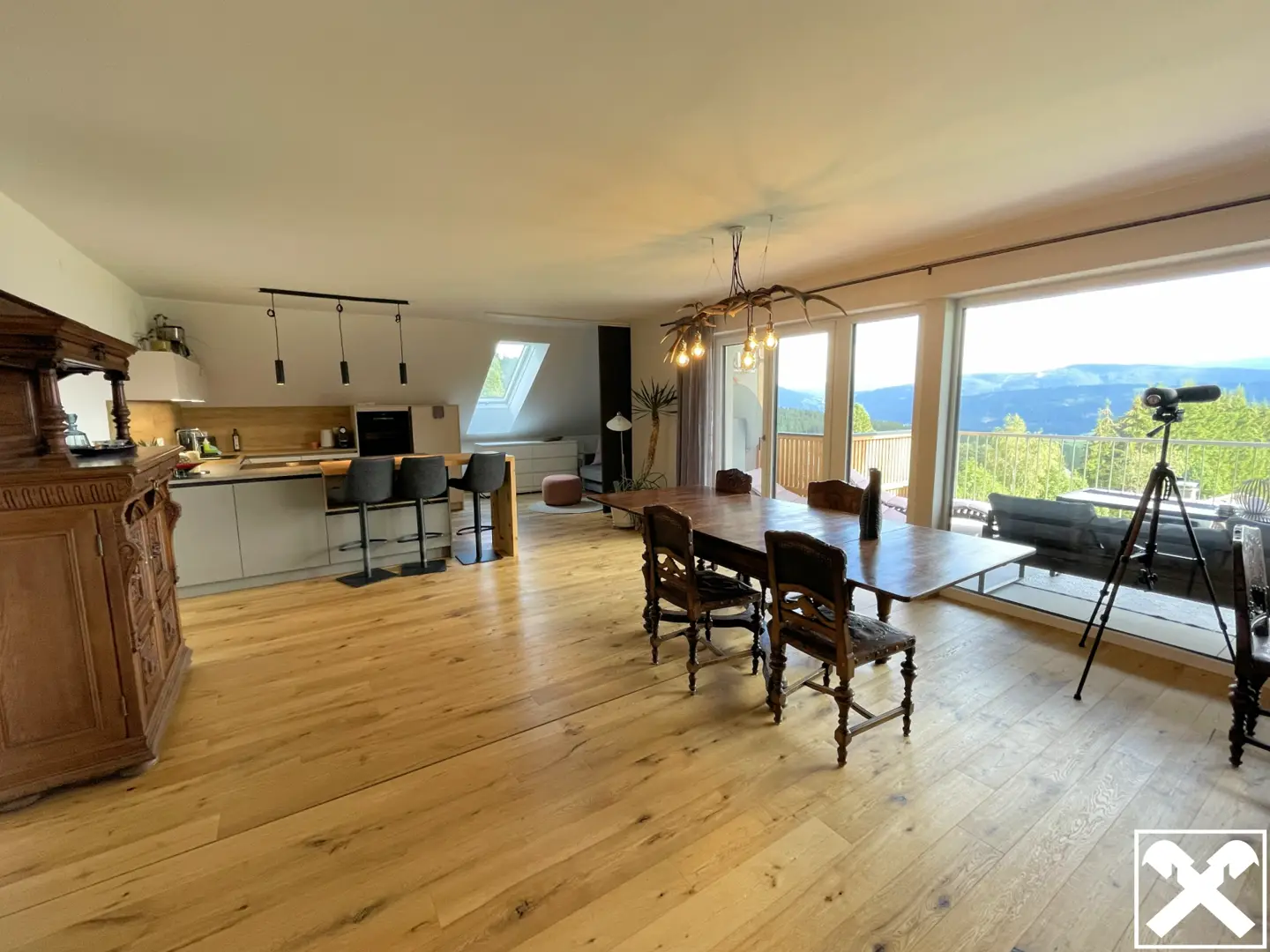 Lichtdurchflutete Wohnung mit Balkon und Bergblick
