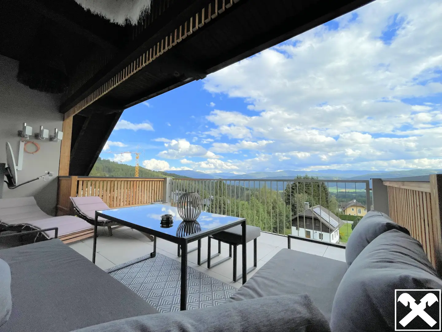Lichtdurchflutete Wohnung mit Balkon und Bergblick