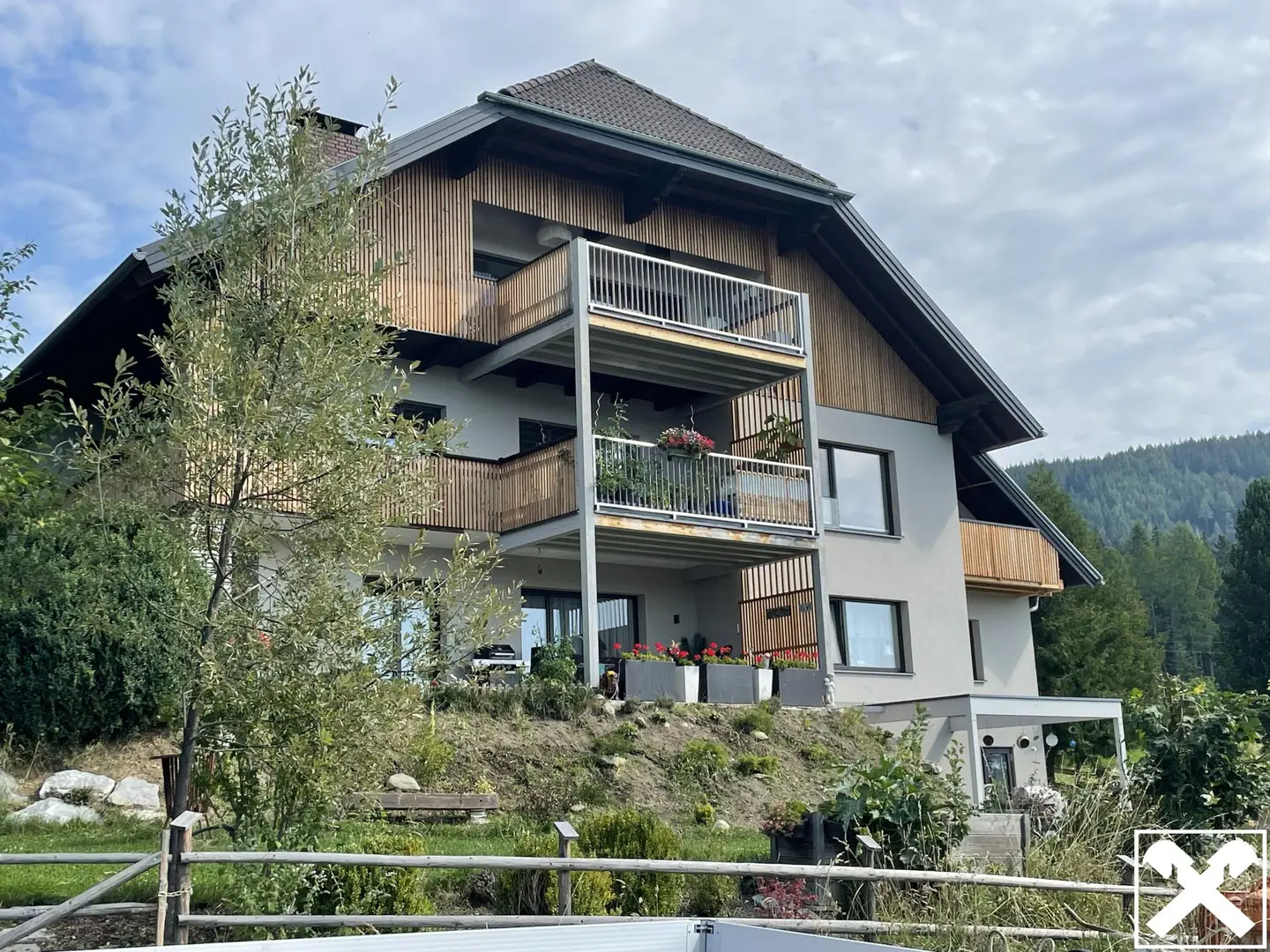 Lichtdurchflutete Wohnung mit Balkon und Bergblick