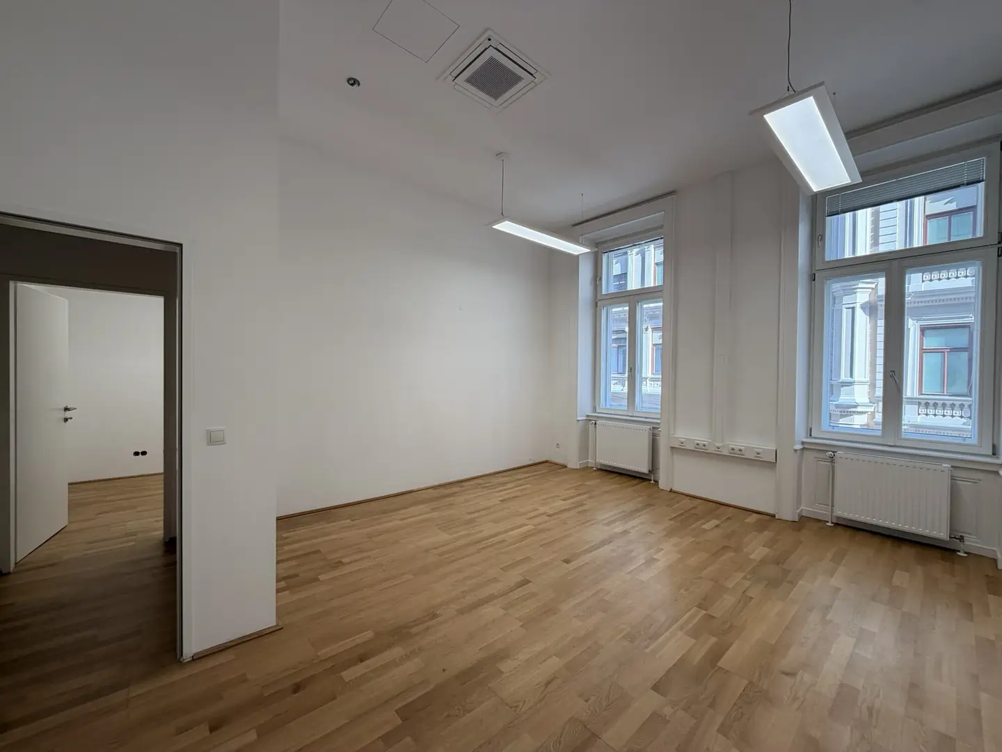 Bright period apartment near Museumsquartier