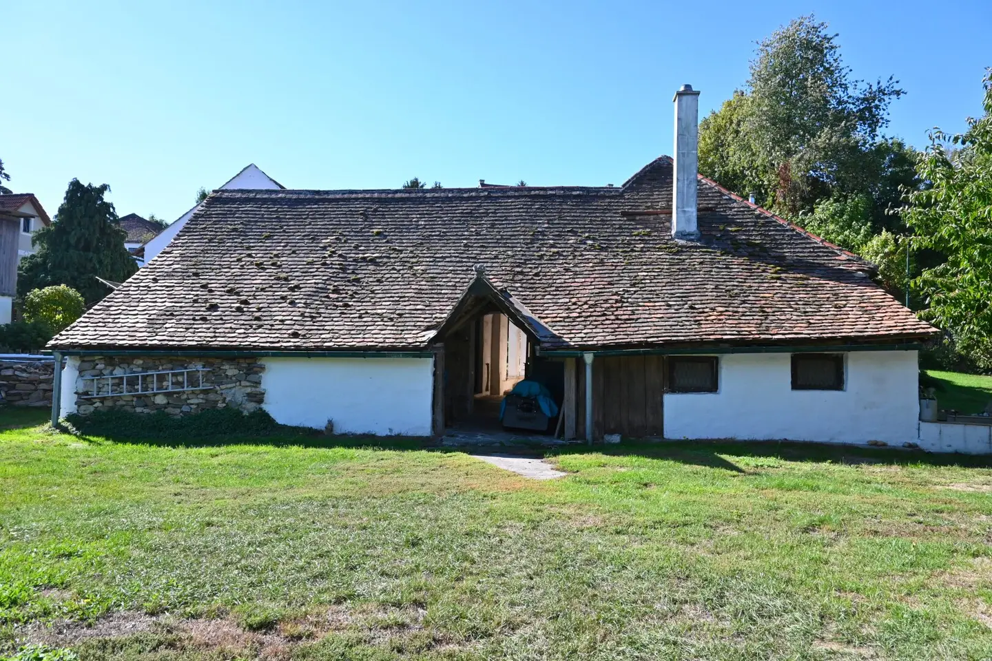 Plenty of space for new ideas – spacious estate with garden and barn in Kühnring