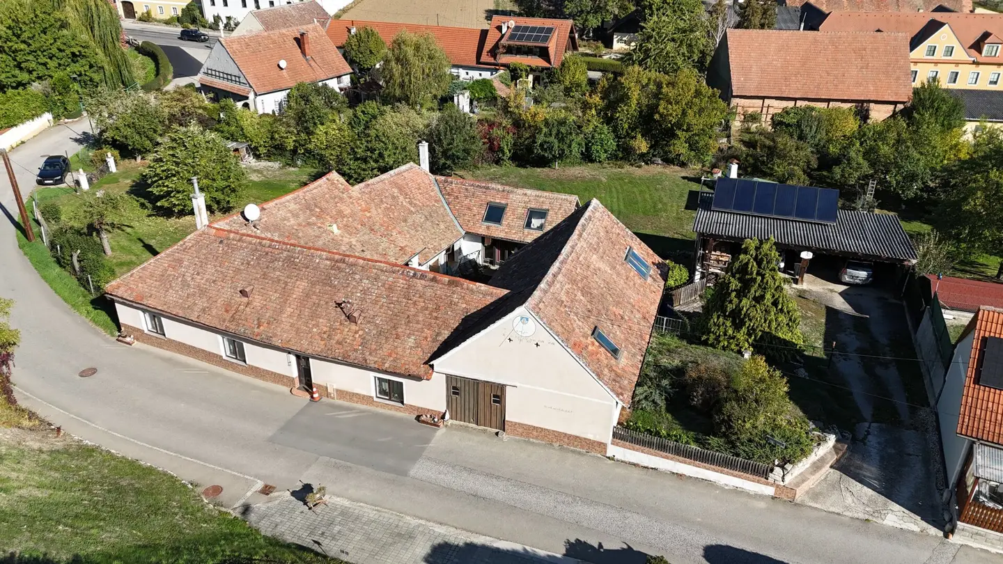 Plenty of space for new ideas – spacious estate with garden and barn in Kühnring