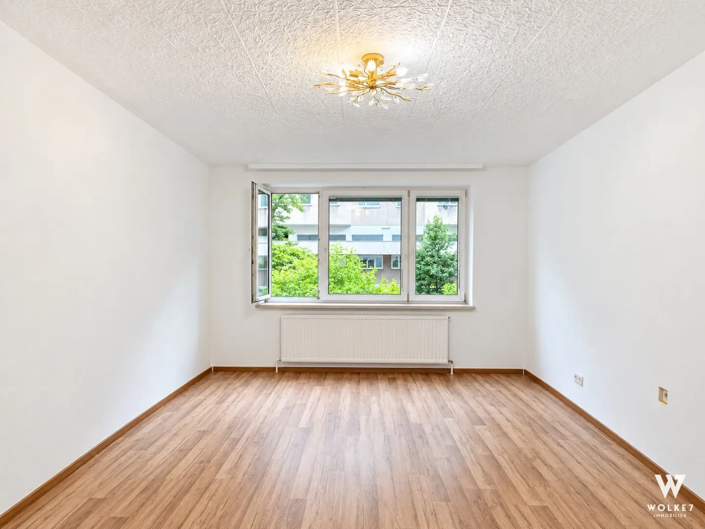 Quiet courtyard location meets perfect connection – 3-room apartment near U6 &amp; Millennium City