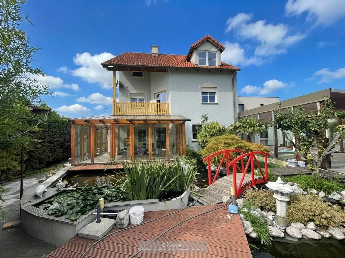 GROSSZÜGIGES EINFAMILIENHAUS - 8 ZIMMER - WINTERGARTEN; TERRASSE; POOL UND GARAGE IN WR.NEUSTADT
