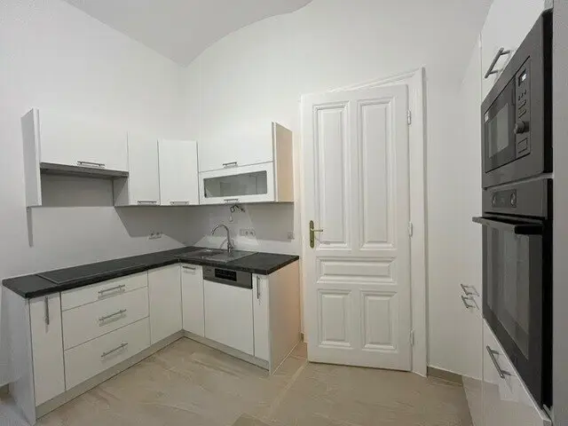 Classic, renovated 3.5-room period apartment near Rochusmarkt