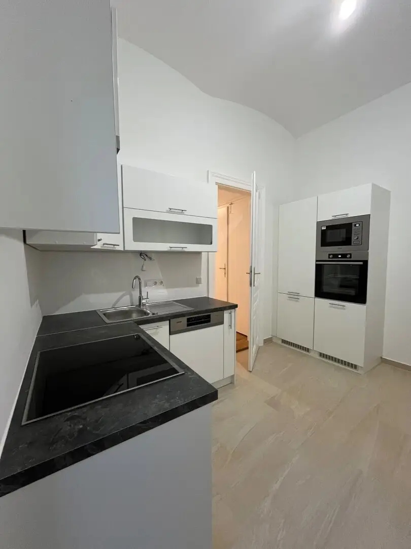 Classic, renovated 3.5-room period apartment near Rochusmarkt