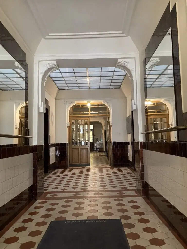 Classic, renovated 3.5-room period apartment near Rochusmarkt