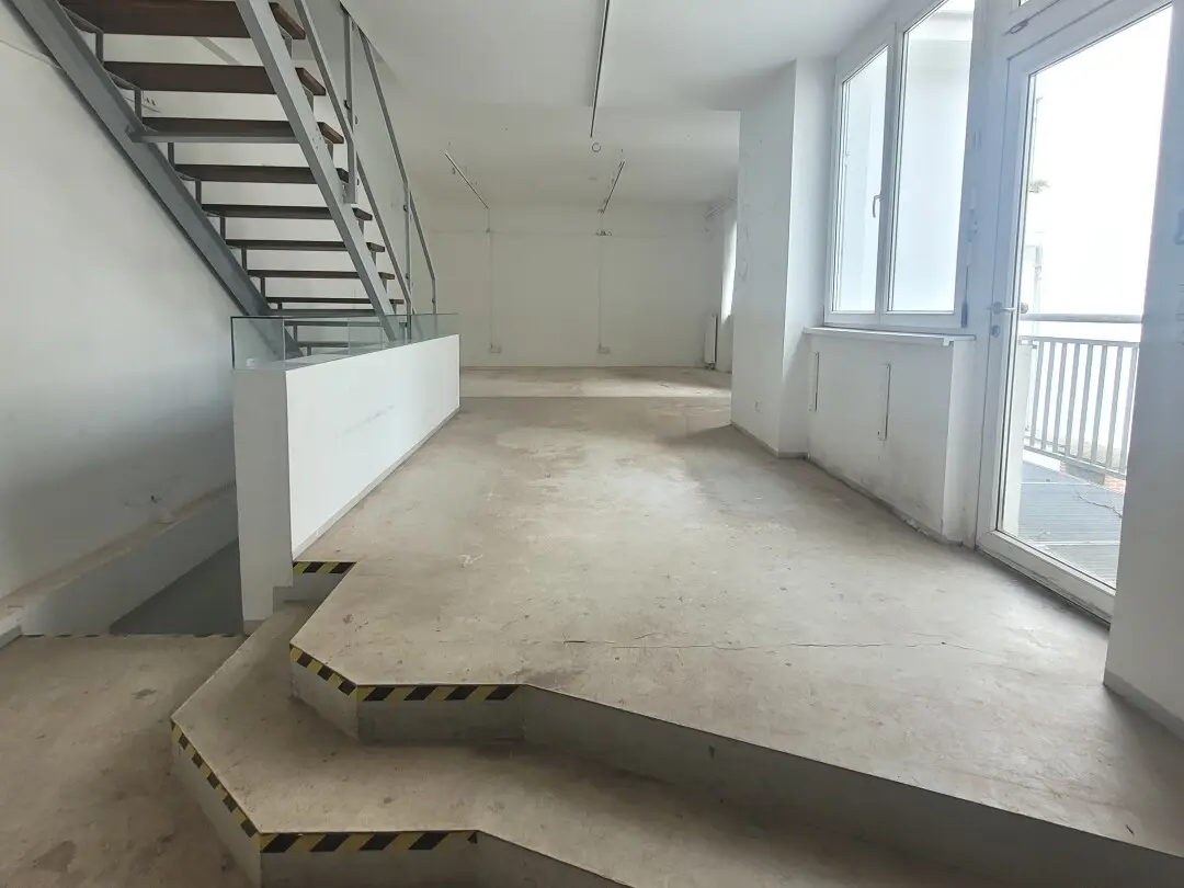 Courtyard quiet apartment with large terraces and split level layout