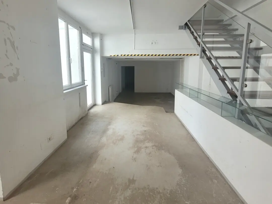 Courtyard quiet apartment with large terraces and split level layout