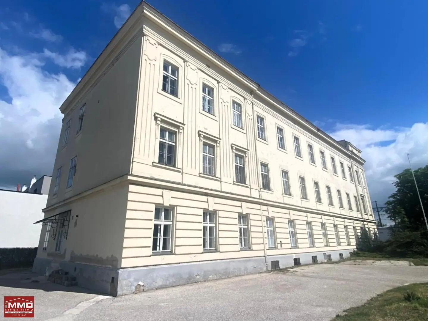 Extremes Wertsteigerungspotenzial !!! Wunderschöne Altbauwohnung mit Südbalkon in Felixdorf