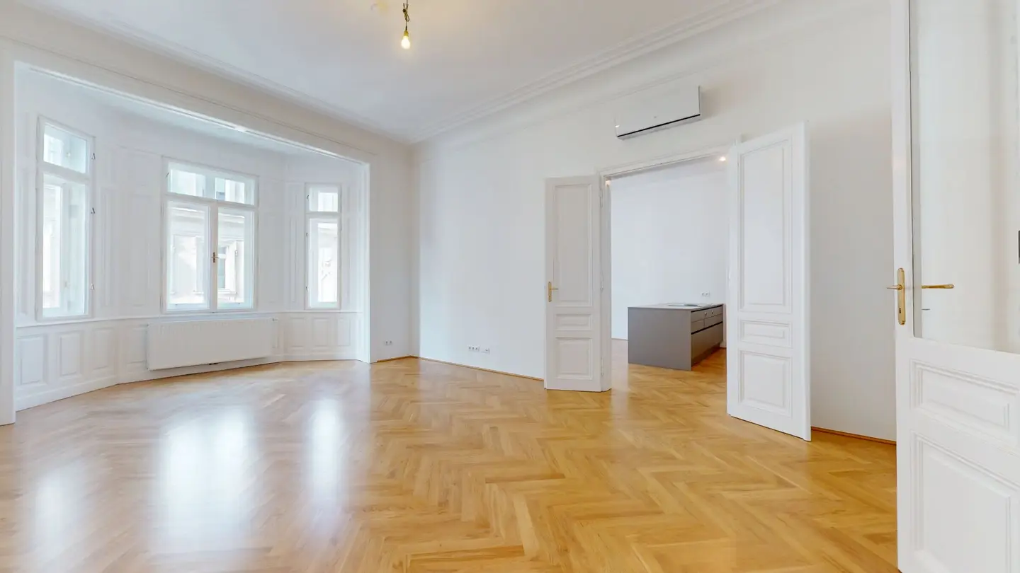 Viennese old building charm meets modern living comfort – Exclusive 5-room apartment in city center location